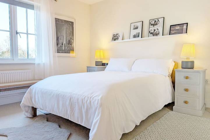 A family house that sleeps 6 guests  in 3 bedrooms in South Downs