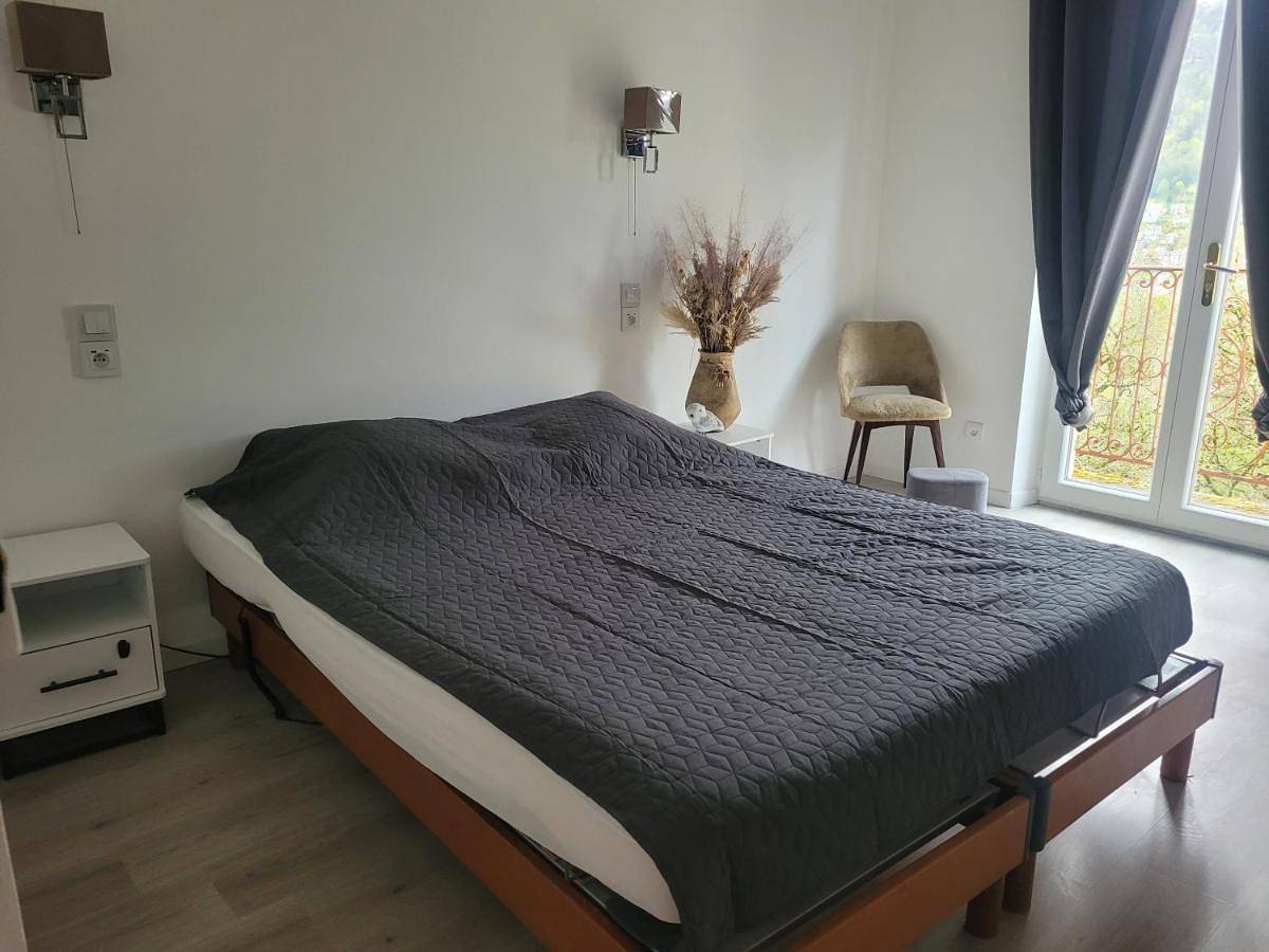 Appartement entier, Two-Bedroom Apartment with Mountain View in Vic-sur-Cère, Région d'Aurillac