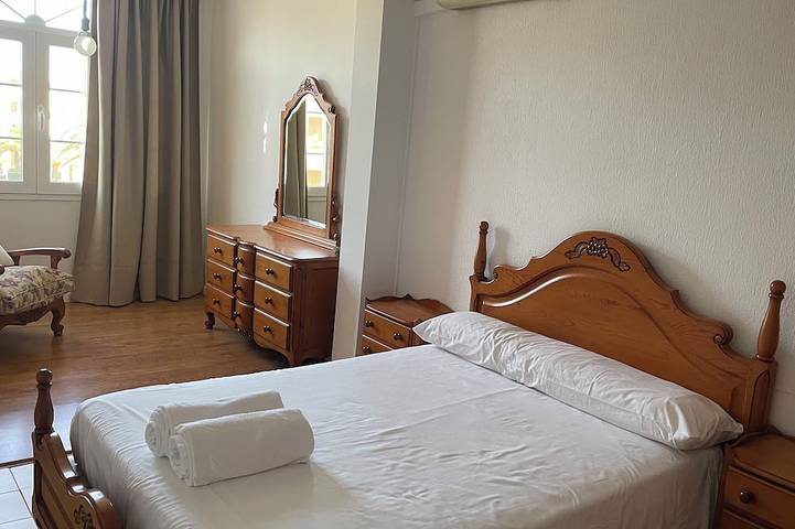 Charming 3-bedroom townhome with Ac, Wifi in lovely Retamar in Retamar, Almería