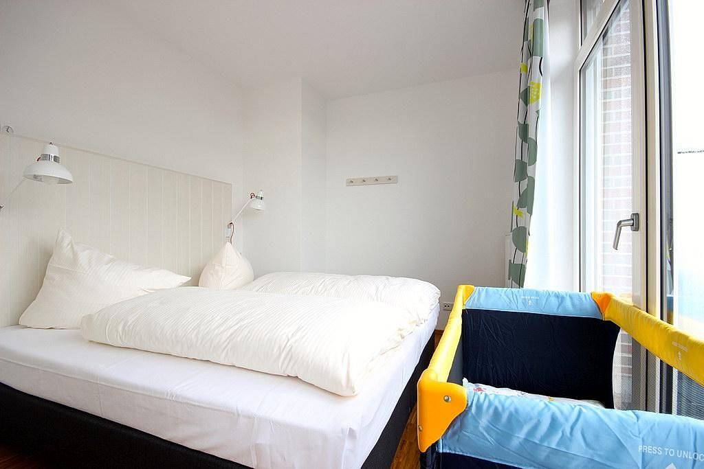 Ganze Wohnung, Tolles Ferienapartment mit großem, sonnigen Südbalkon - nur 100 m zum Strand! in Wangerooge