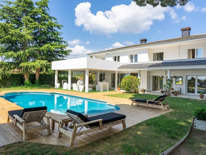 Casa de vacaciones para 9 personas, con terraza y vistas al mar además de jardín y piscina - 1