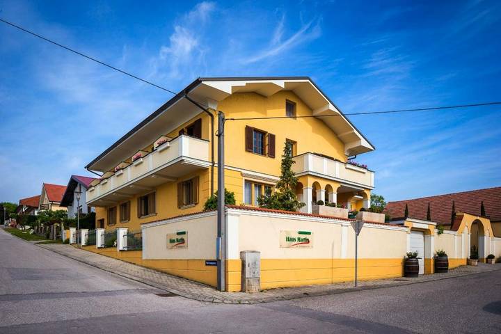BnB für 4 Personen, mit Balkon und Terrasse sowie Garten und Seeblick in Mörbisch am See