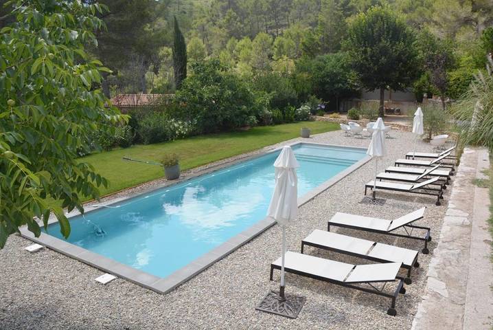 Location de vacances pour 2 personnes, avec Terrasse et Jardin ainsi que Piscine et Vue à La Destrousse