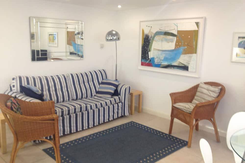 Entire apartment, Peaceful with Patio in Downalong, Moments from Beaches, Harbour, Town, Parking in St. Ives, Cornwall