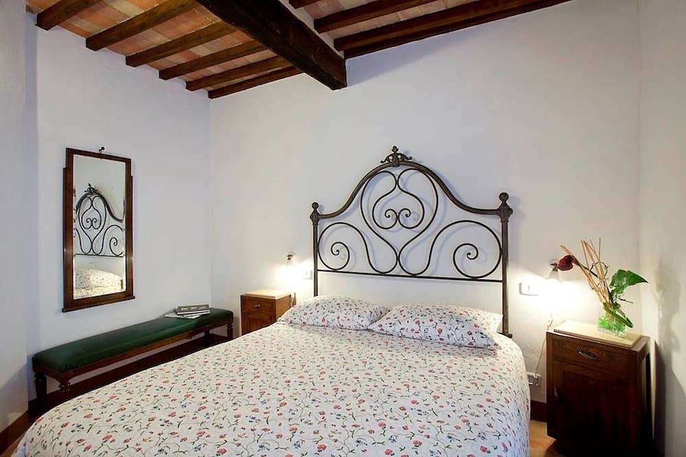 Ganze Wohnung, Typische toskanische Residenz in einem alten Dorf am Stadtrand von Siena in Monticiano, Siena Provinz