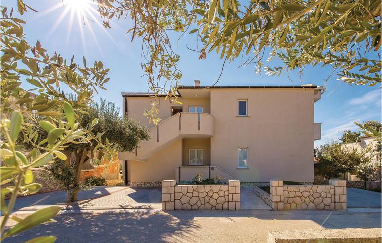 Ganze Ferienwohnung, Gemütliche Ferienwohnung mit Terrasse, 2,5 km von der Küste entfernt und in der Nähe des Stadtzentrums von Mandre in Mandre, Pag
