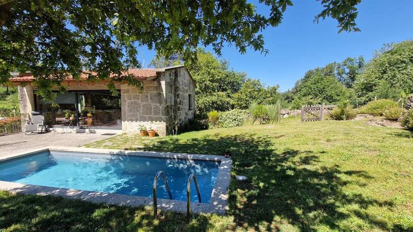 Location de vacances pour 4 personnes, avec Balcon et Terrasse ainsi que Jardin et Piscine dans Entre Ambos-os-Rios