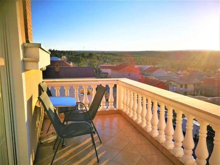 Ferienwohnung für 4 Personen, mit Terrasse und Pool in Gornji Karin