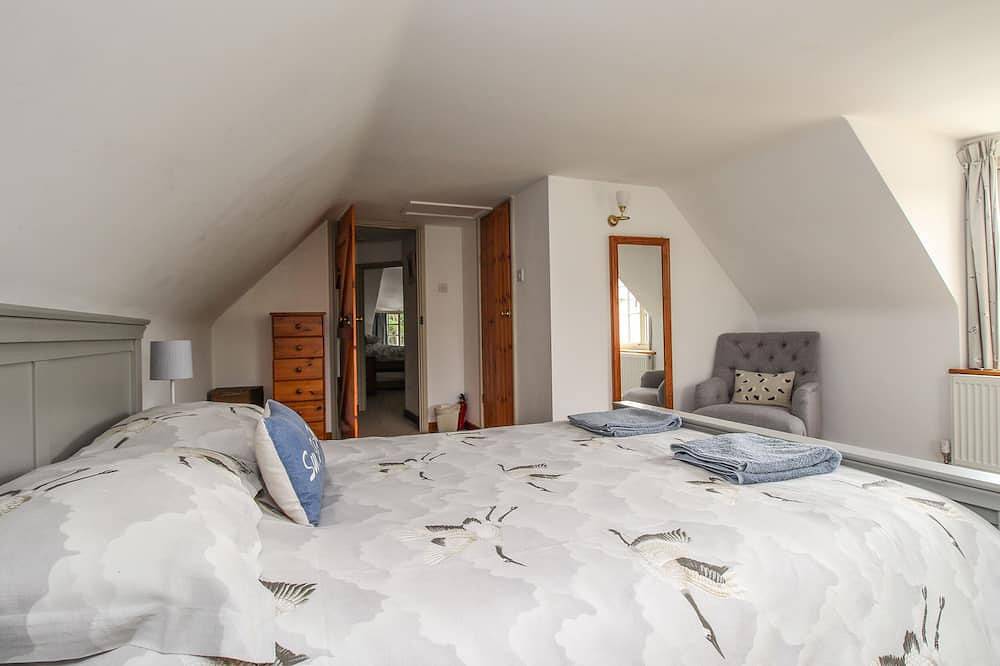 Forge Cottage, pet friendly, with a garden in West Lulworth in Lulworth Cove, Dorset
