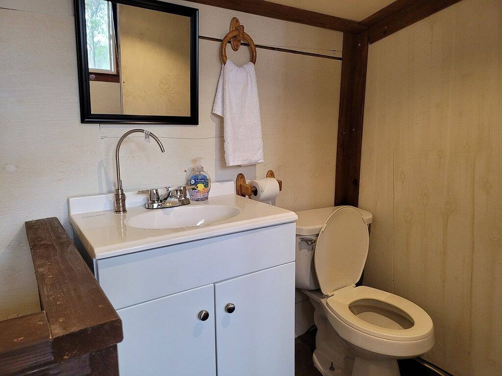 #5Cabin w/ Private indoor Bathroom Tv Microwave in Fern Forest, West Puna