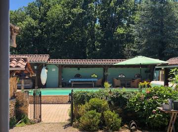 Gîte pour 2 personnes, avec terrasse ainsi que piscine et jardin à Sainte-Nathalène