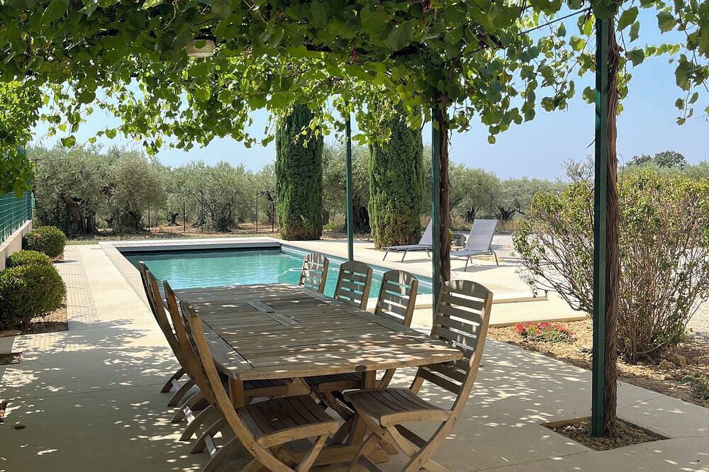 Air-conditioned house between vineyards and olive groves: 4 bedrooms and private pool in Beaumes-de-Venise, Vaucluse