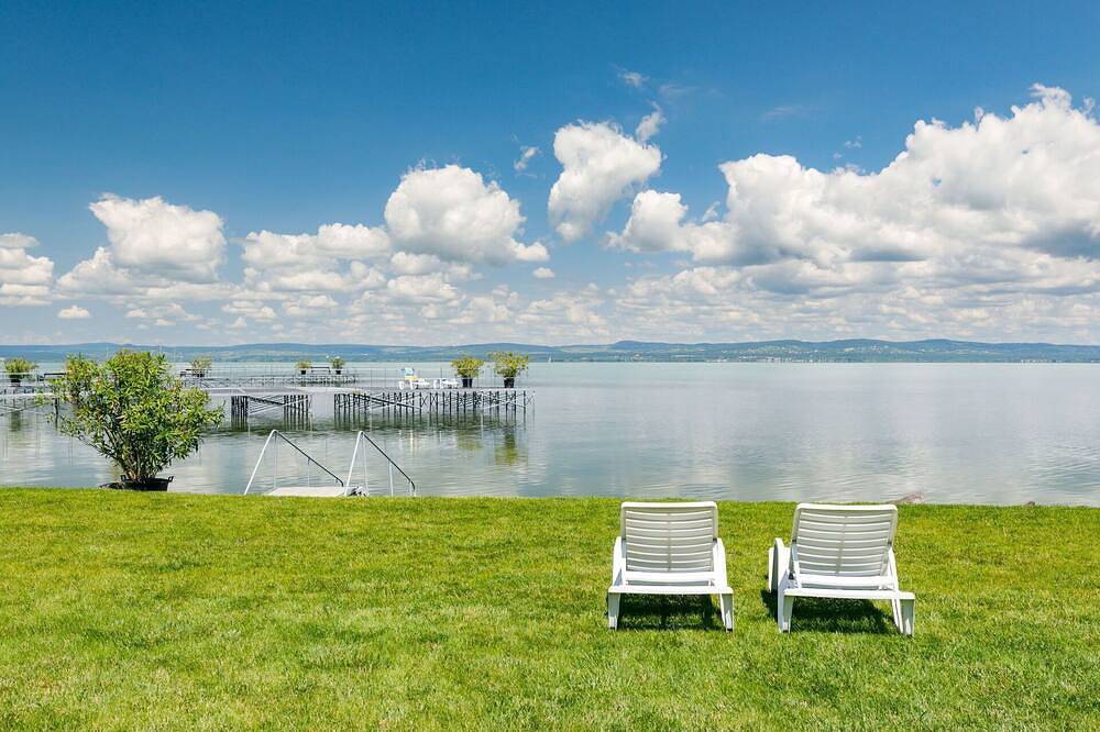Atemberaubendes  Ferienhaus für 9 Leute mit Klimaanlage,  W-Lan, Tv, Terrasse und Haustiere erlaubt in Balatonőszöd, Plattensee Südufer