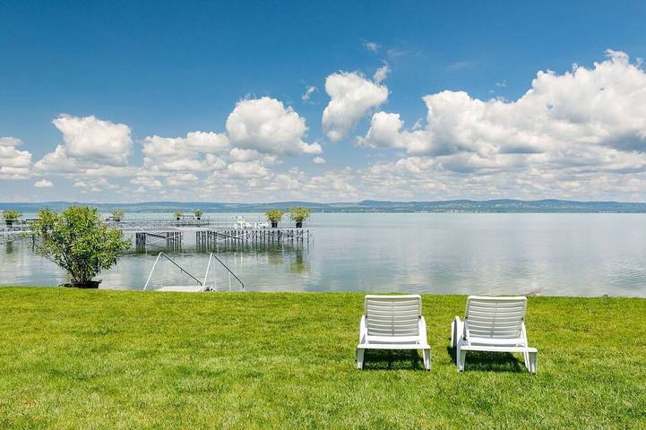 Wunderbares  Ferienhaus für 9 Personen mit  W-Lan, Klimaanlage, Tv, Terrasse und Haustiere erlaubt in Balatonőszöd, Plattensee Südufer
