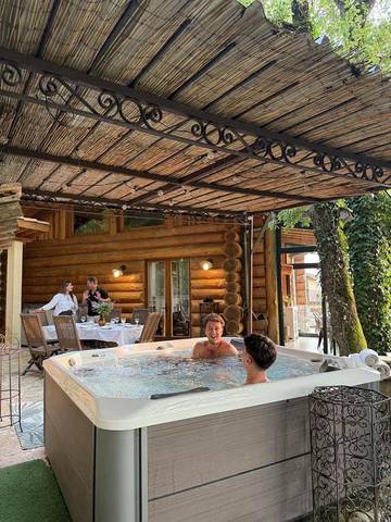 Chalet pour 5 personnes, avec vue et jardin dans le Cantal