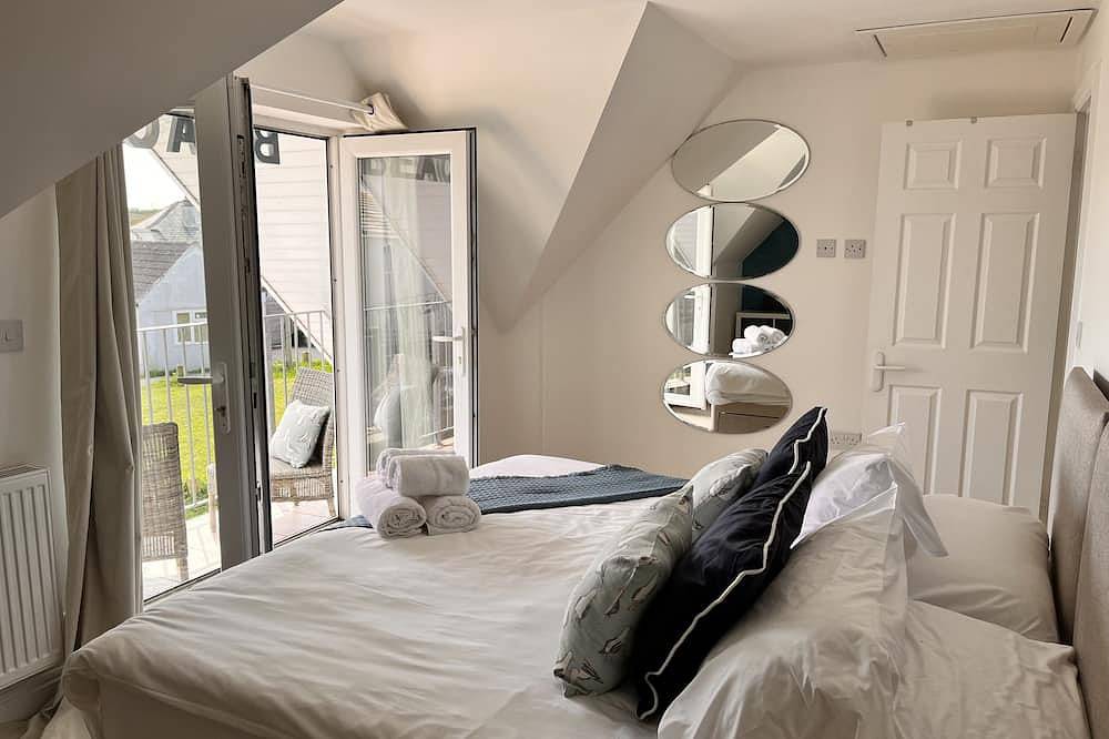 Wonderful beach house just 250 metres from Fistral Beach. (Summer Discounts) in Newquay, Cornwall