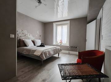 Gîte pour 2 personnes, avec sauna ainsi que jacuzzi et jardin dans La Vôge-les-Bains