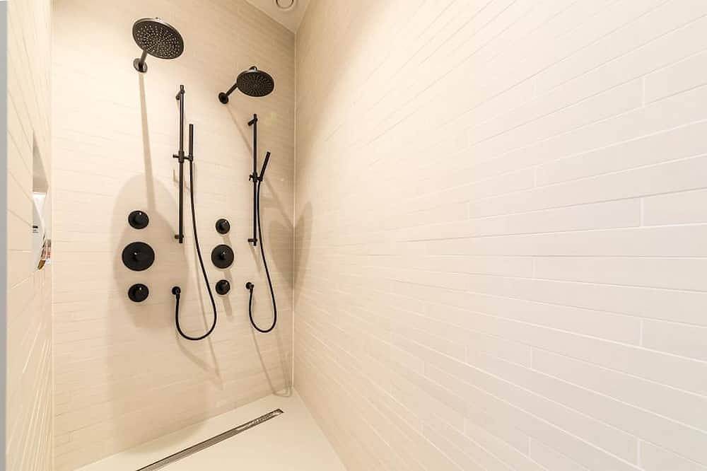 Exclusive family villa with pool, jacuzzi and 3 luxury suites in Brabant in Goirle, Nordbrabant