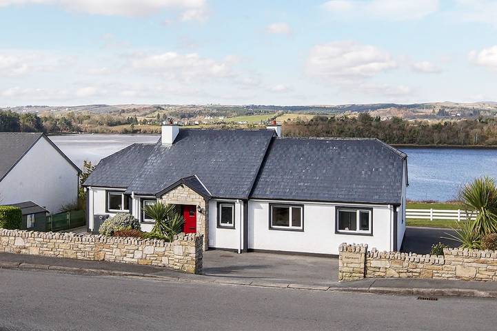 Log cabin for 9 people, with terrace and garden in Donegal