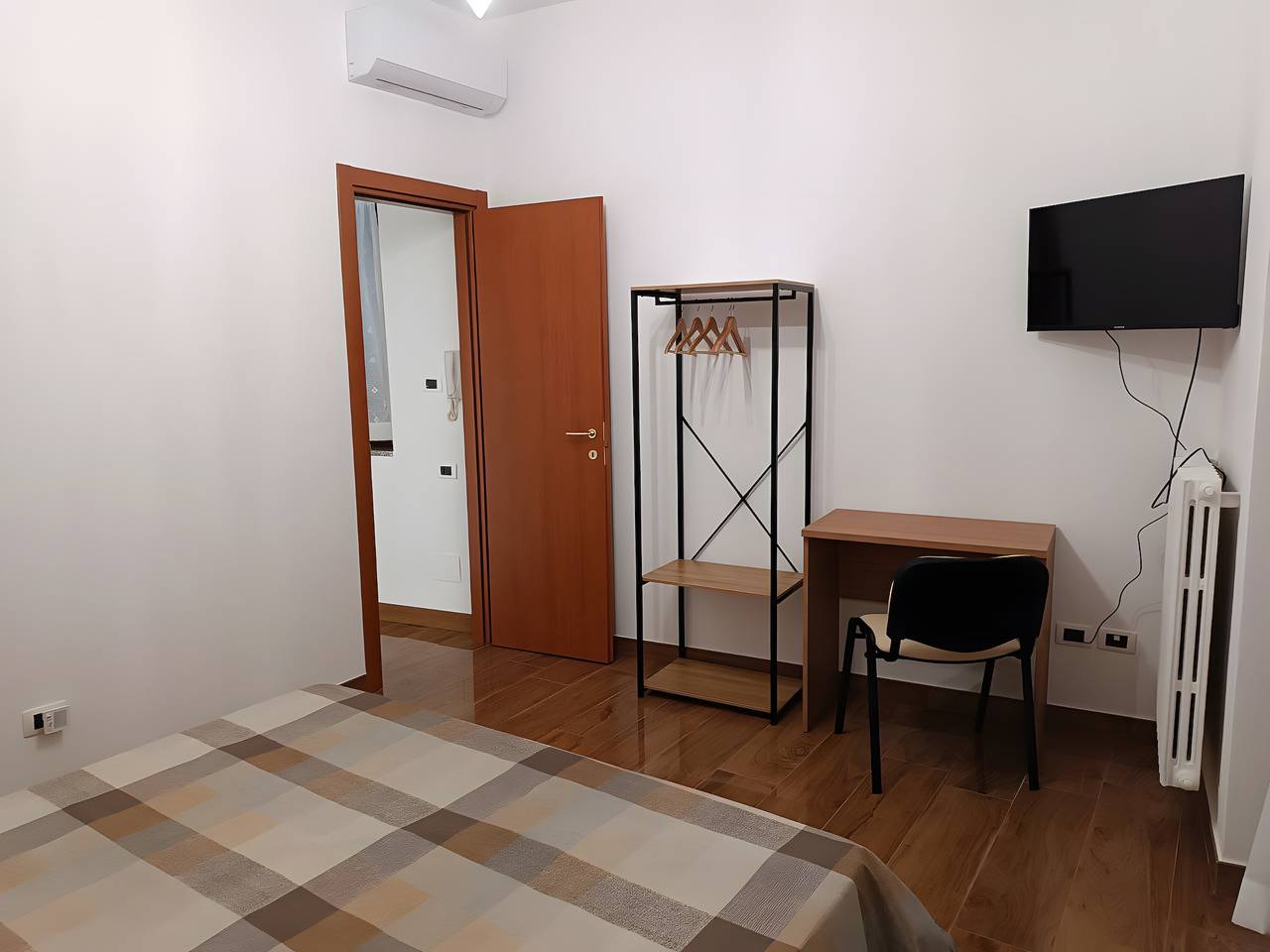 Guest House 'The White House' with Mountain View, Wi-Fi and Air Conditioning in Mercato San Severino, Salerno Province