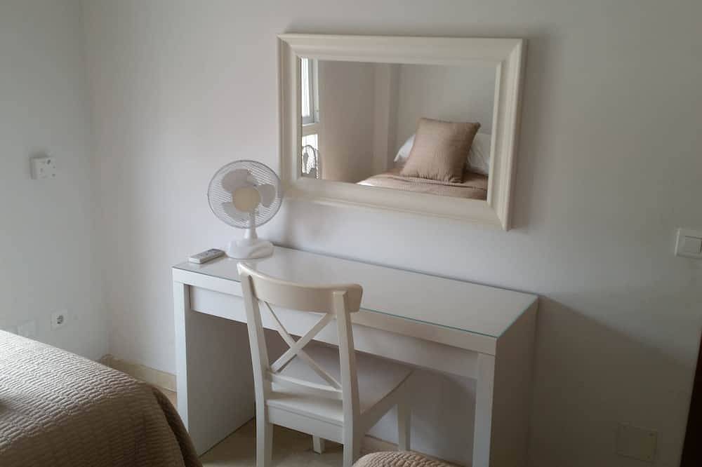 Ganze Wohnung, Zeitgenössische stilvolle und schöne Wohnung, Meer- und Bergblick und tolle Lage in Puerto Deportivo de Estepona, Estepona