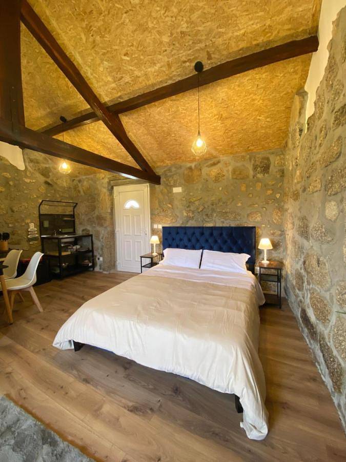 Gîte pour 2 personnes, avec terrasse et piscine ainsi que vue et jardin dans Nelas