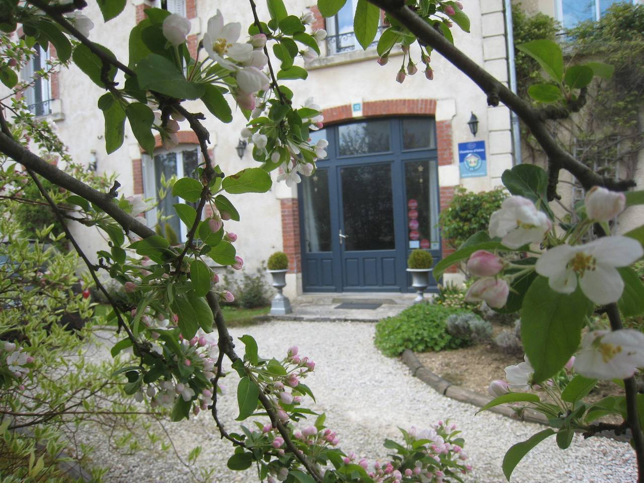 Guest Room “Les Charmilles – Red Room” in Charny-sur-Meuse, Verdun