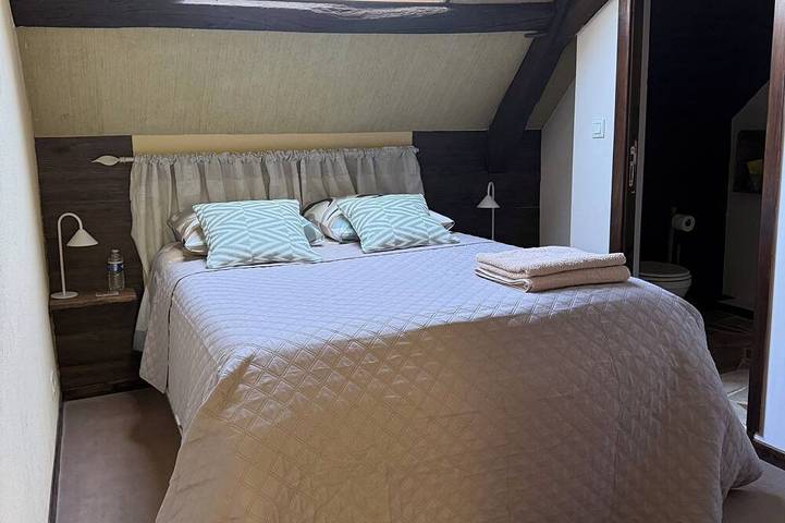 Charming estate with heated pool & private pond - Up to 16 people. in Armaillé, Segré und Umgebung
