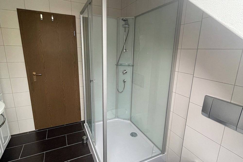 Ganze Wohnung, Ferienwohnung mit Balkon am Waldrand in Karlstadt, Maindreieck