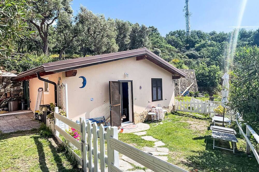 Angenehme Wohnung in einem Ferienhaus mit Klimaanlage,  W-Lan, Terrasse und Haustiere erlaubt in Finale Ligure, Finale Ligure Gemeinde