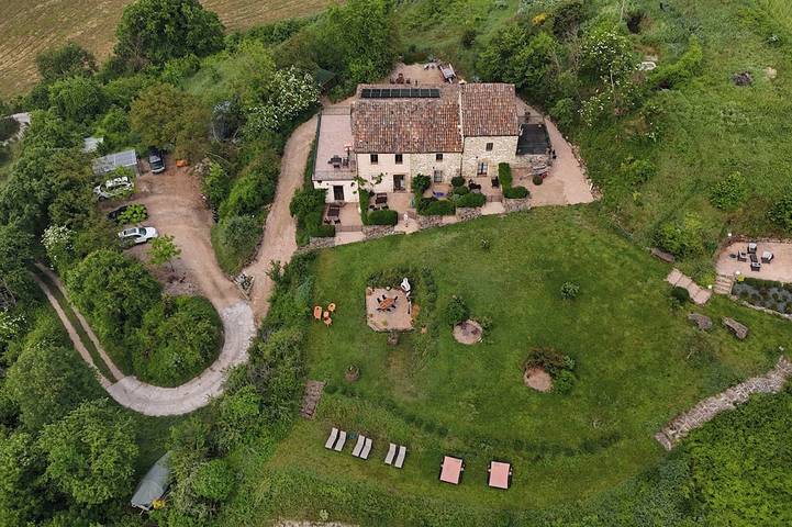 Location de vacances pour 5 personnes, avec jardin ainsi que terrasse et piscine à Pergola