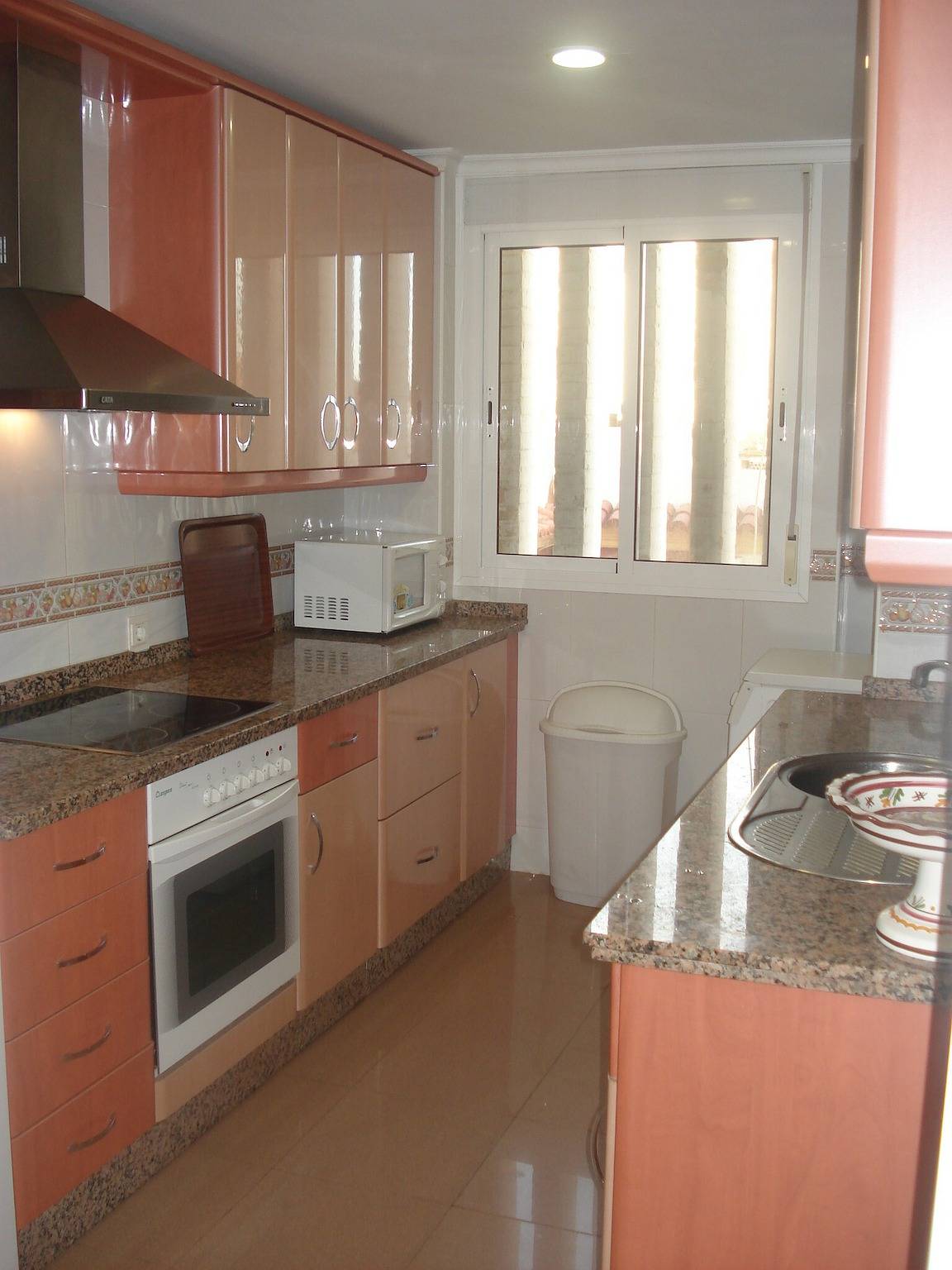 Apartamento inteiro, Apartamento 'En Primera Linea' com Vista Mar, Jardim Partilhado e Wi-Fi in Playa de la Costilla (Rota), Rota