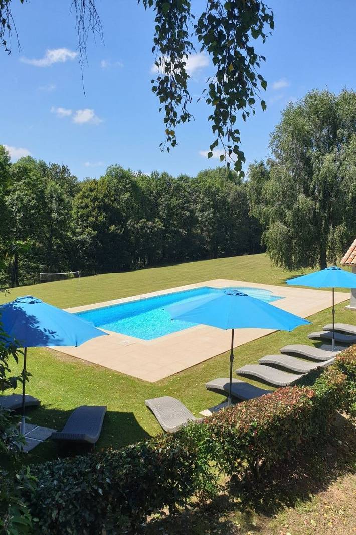 Location de vacances pour 6 personnes, avec balcon ainsi que jardin et piscine à Saint-Barthélemy-de-Bussière