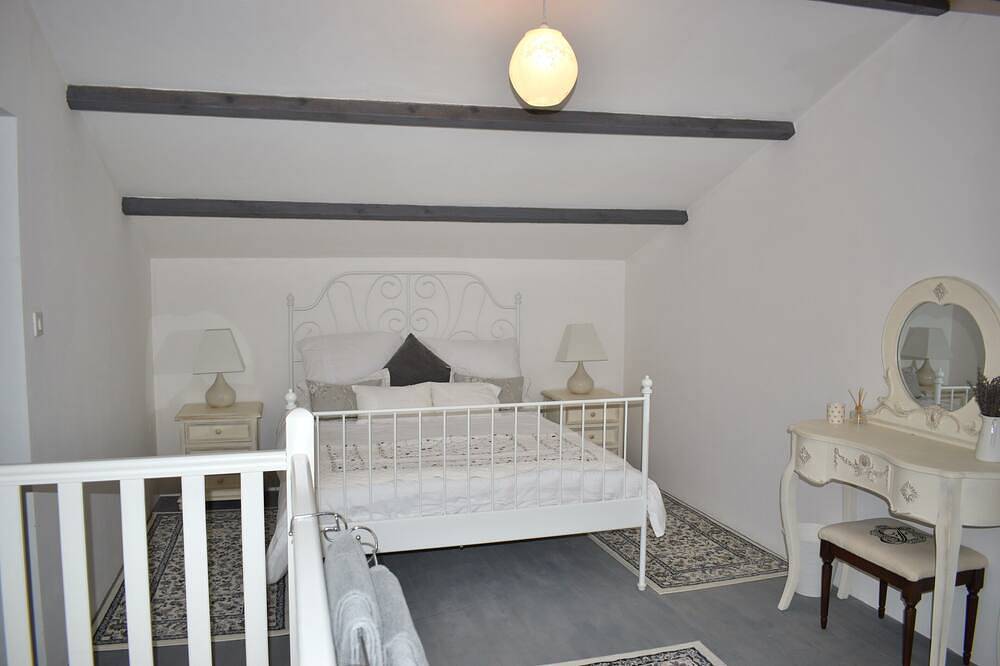 Charming and Fully Refurbished 2 Bedroom Gite on the Charente/Dordogne Border in Édon, Charente