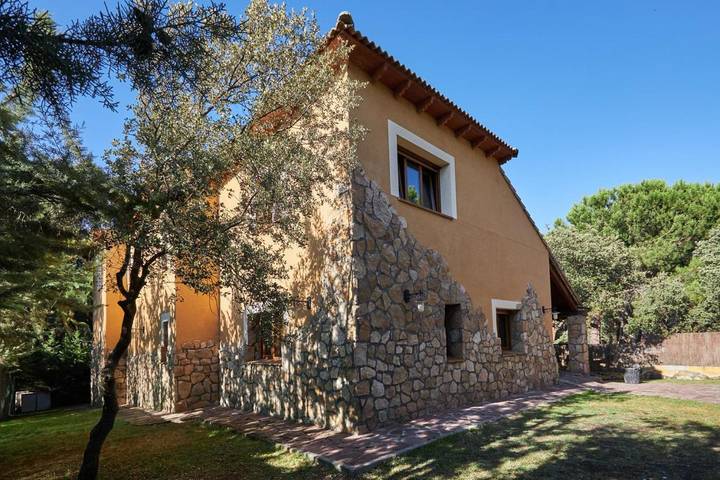 Casa rural para 16 personas, con Jacuzzi y Terraza además de Jardín y Piscina en Narrillos de San Leonardo