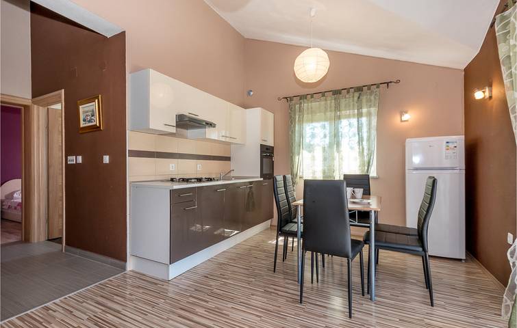 Gemütliche 1-Zimmer-Wohnung mit Terrasse: 200 m zum Strand in Tribunj, Šibenik-Knin