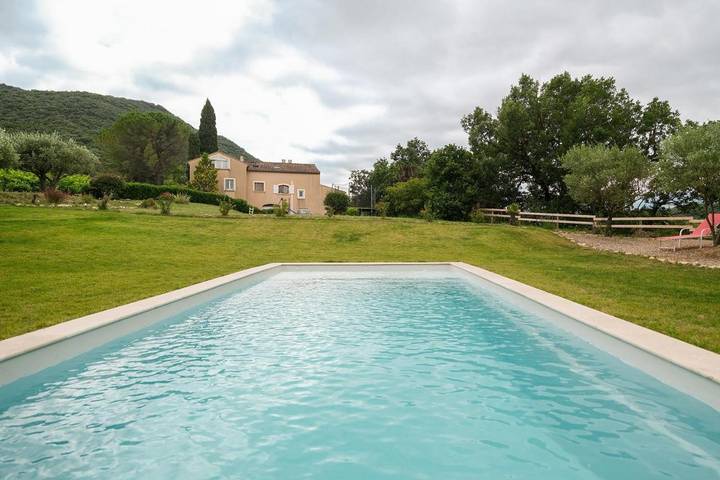 Location de vacances pour 10 personnes, avec Terrasse et Jardin ainsi que Piscine et Vue à Bédarieux