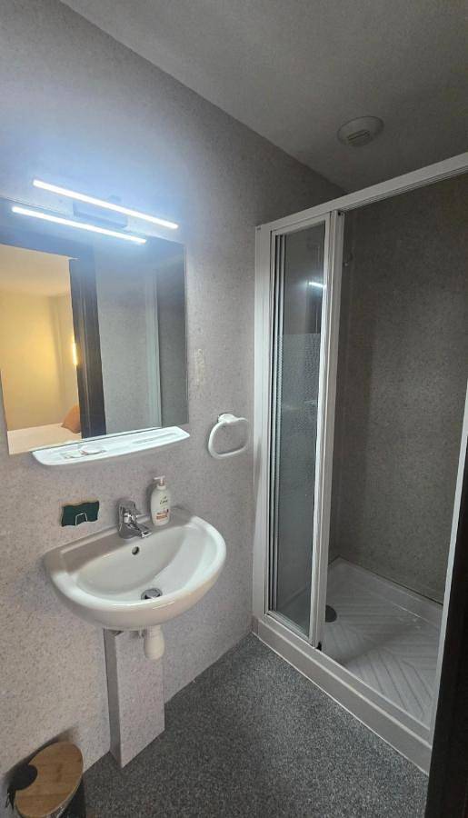 Résidence Les Poiriers Vittel - Chambre type hôtel avec Salle de bain privée in Norroy (Vosges), Neufchâteau