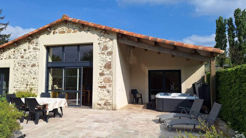 Location de vacances pour 6 personnes, avec Jacuzzi ainsi que Terrasse et Jardin à Pouzauges