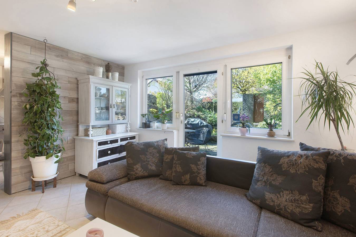 Ganze Wohnung, Ruhige Ferienwohnung mit Fitnessraum, E-Auto-Ladestation, privater Terrasse & schnellem Wlan in Rheinfelden (Baden), Südschwarzwald