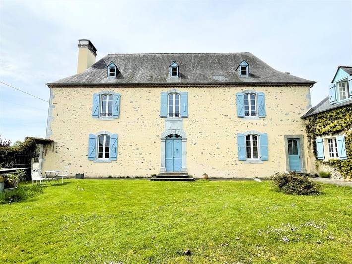 Gîte pour 9 personnes, avec terrasse et jardin dans Lucgarier