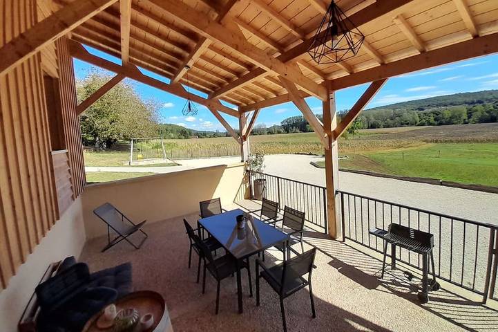 Gîte pour 6 personnes, avec terrasse ainsi que piscine et jardin
