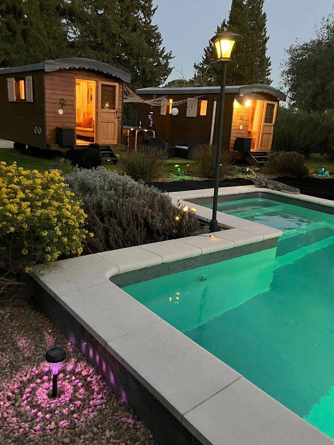 Chalet pour 4 personnes, avec Jacuzzi et Terrasse ainsi que Jardin et Piscine