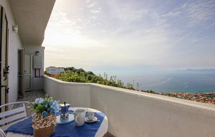 Apartamento vacacional entero, Apartamento con vistas panorámicas, aparcamiento, cocina y sofá cama, a 1 km de la playa. in Castellabate, Cilento Coast
