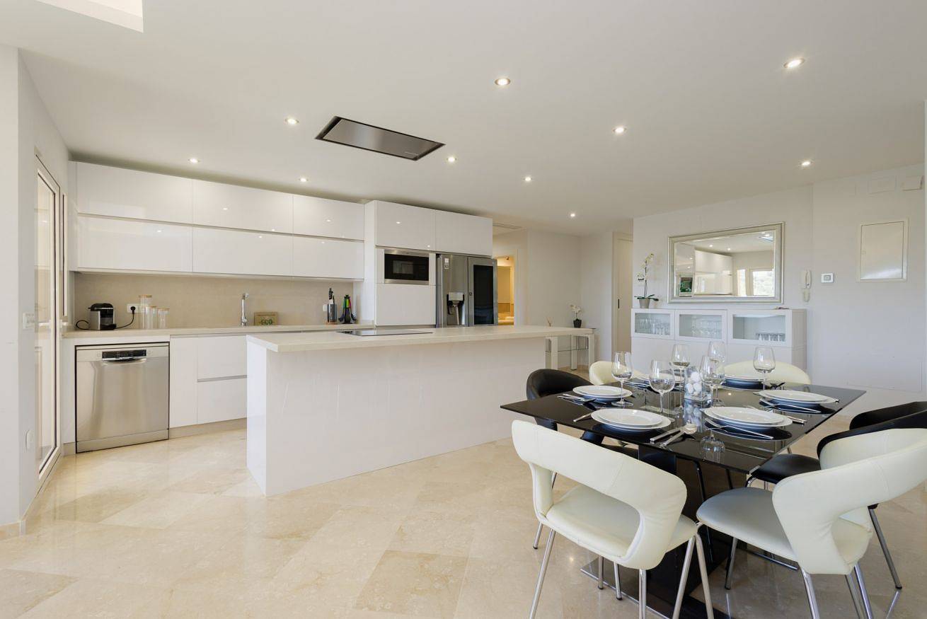 Apartamento entero, Moderna y lujosa casa vacacional con jardín privado, piscina privada climatizable y vistas al mar in Urbanizacion Las Jacarandas, Ojén