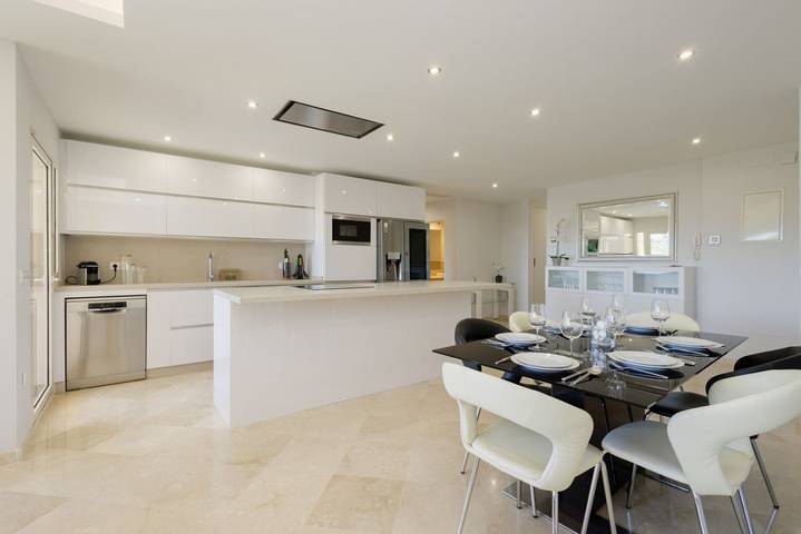 Ganze Wohnung, Modernes und luxuriöses Ferienhaus mit privatem Garten, Pool und Meerblick in Elviria, Marbella in Urbanizacion Las Jacarandas, Ojén