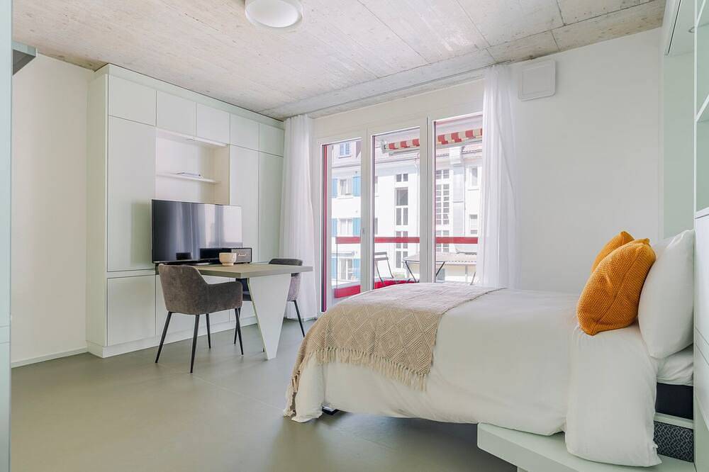 Ganze Wohnung, Blueground | Oerlikon, balcony, nr Zurich Zoo in Zürich, Bezirk Zürich
