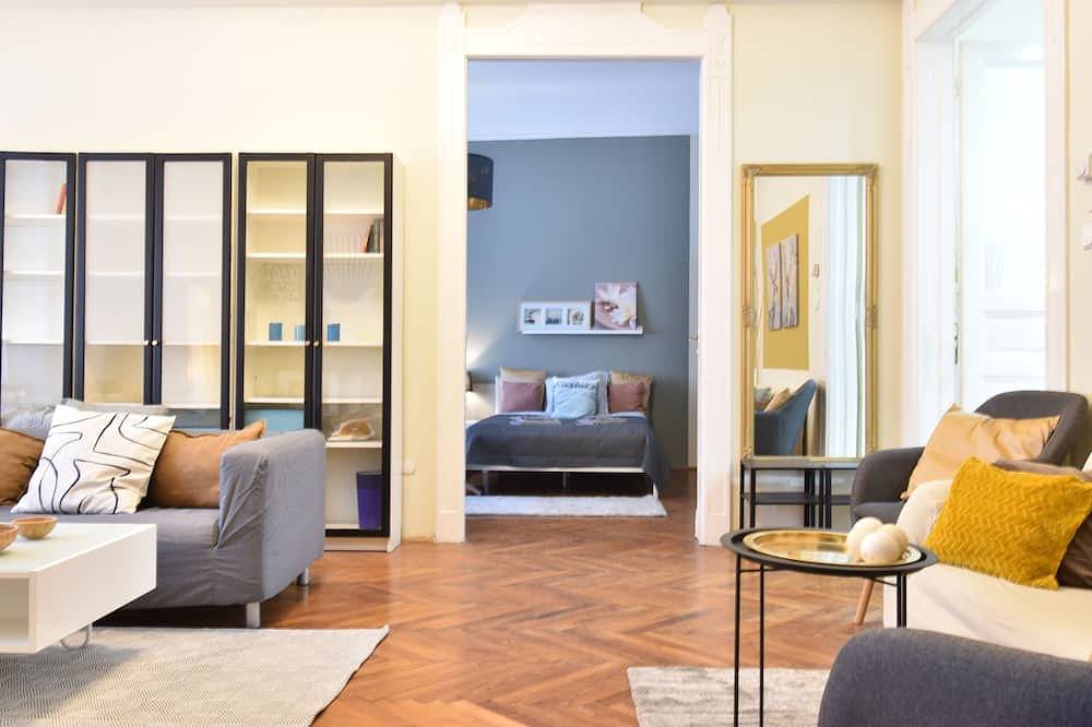 Entire apartment, Spacious 3-bedroom apartment in charming Budapest with Ac, Wifi in Budapest, Central Hungary