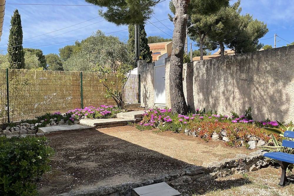 House between pines and sea in a residential area in Carry-le-Rouet, Istres en omgeving