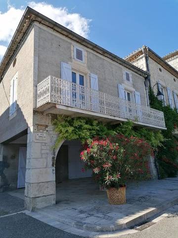 Gîte pour 10 personnes, avec balcon ainsi que bassin pour enfant et vue à Castelnau-Montratier